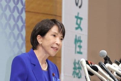 Sanae Takaichi présentant ses stratégies politiques lors d'une conférence de presse sur la formation de son cabinet.