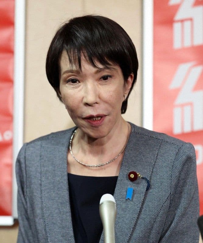Sanae Takaichi, présidente du PLD et prétendante au poste de Premier ministre, s'adressant aux journalistes.