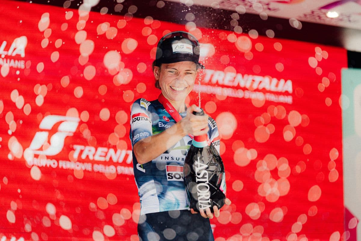 Sarah Gigante célébrant sa victoire d'étape au Giro d'Italia Women 2025.