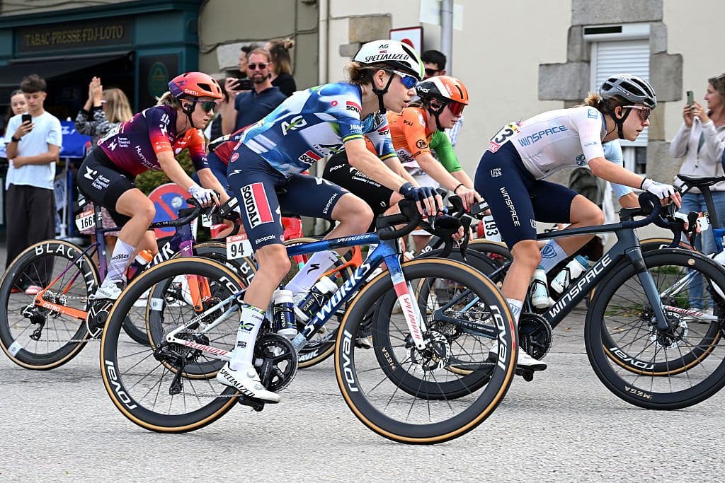Sarah Gigante, cycliste australienne, concentrée sur son vélo lors d'une étape du Tour de France Femmes.