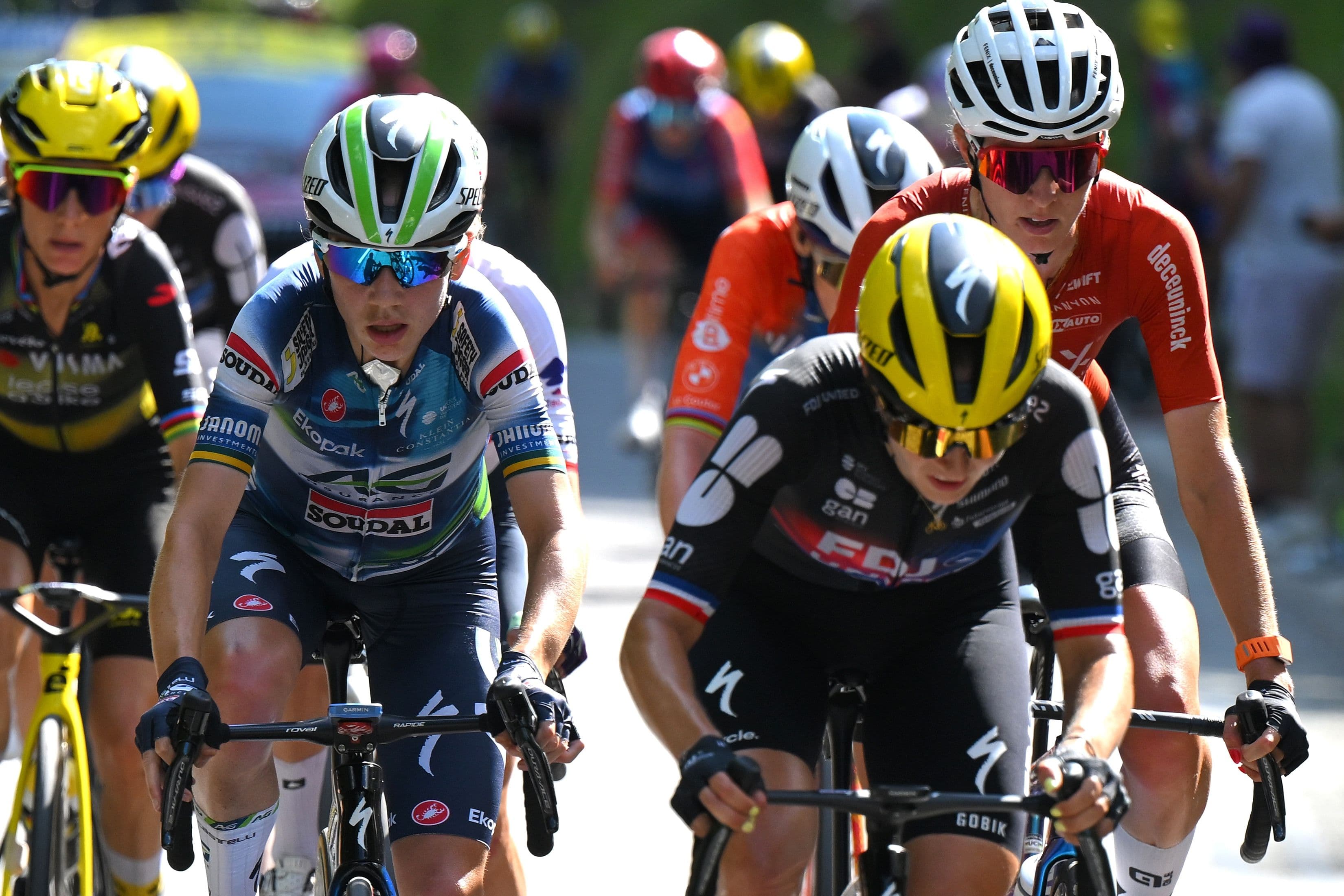 Sarah Gigante, cycliste australienne, en pleine course lors du Tour de France Femmes 2025.