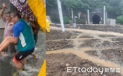 Secouristes aidant une femme âgée à traverser des eaux inondées pour la dialyse.
