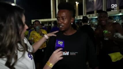 Sofia Miranda interviewe un sosie de joueur en périphérie du stade pour cazetv.