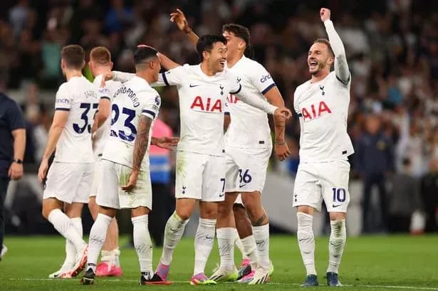Son Heung-min et James Maddison de Tottenham célèbrent une victoire.