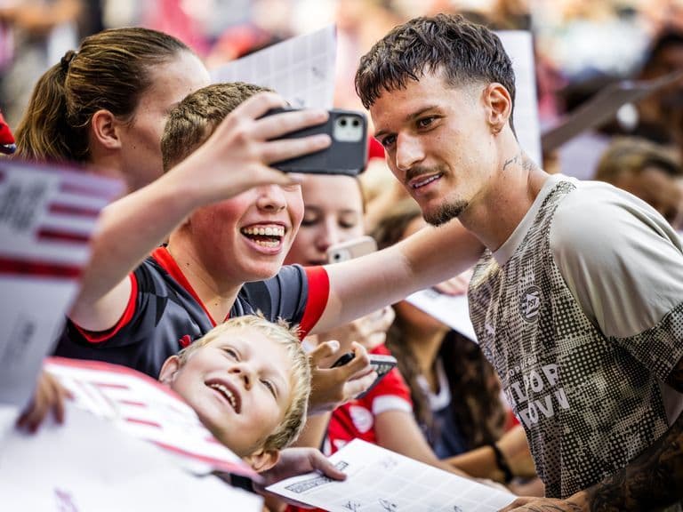 Sontje Hansen looking towards the future, symbolizing his career trajectory and ambition