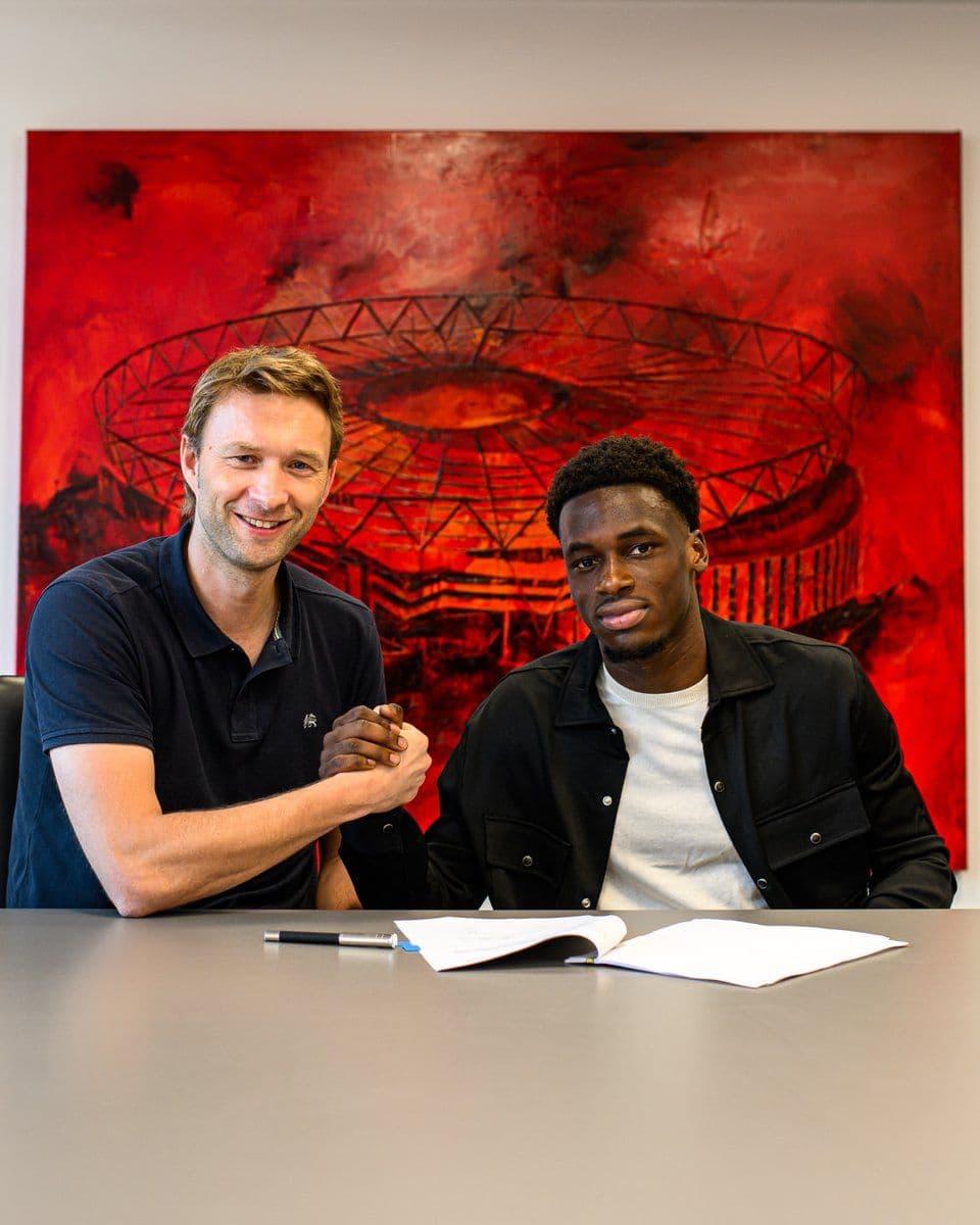 Sontje Hansen signant son contrat avec Middlesbrough FC, marquant son transfert en Angleterre.