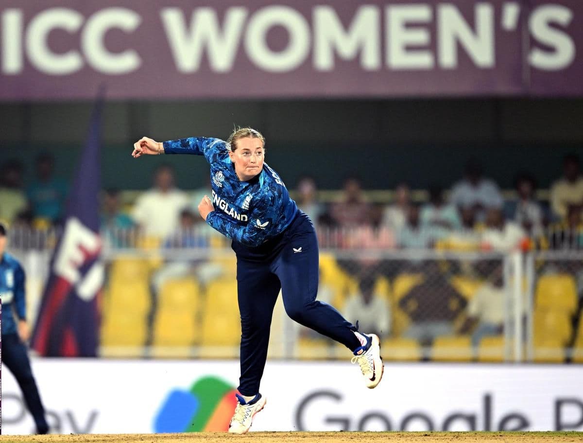 Sophie Ecclestone, lanceuse anglaise, en pleine action lors d'un match de cricket féminin.