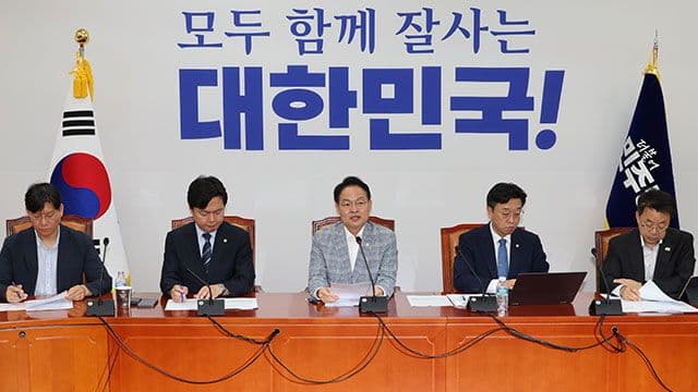 South Korean officials discussing labor reform legislation, symbolizing the pursuit of industrial harmony.
