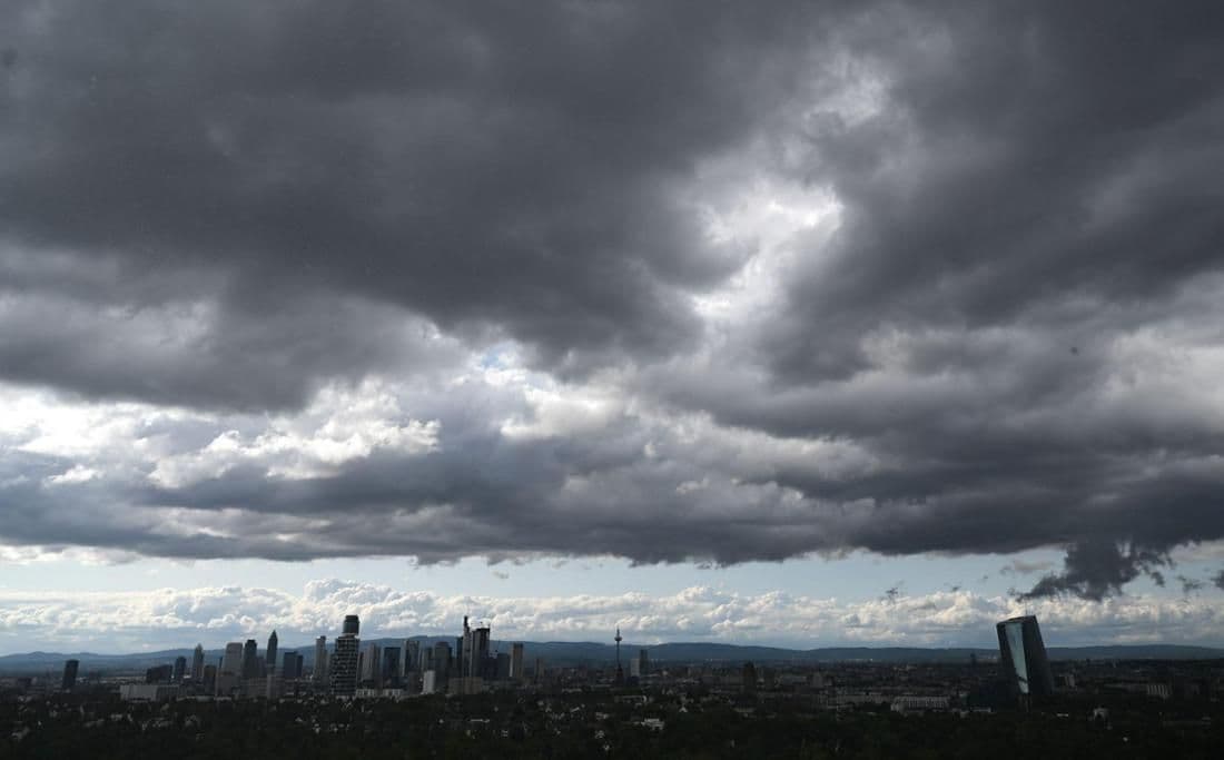 Starker Regen und dunkle Wolken über der Frankfurter Skyline, die einen lokalen Sommergewittersturm anzeigen.