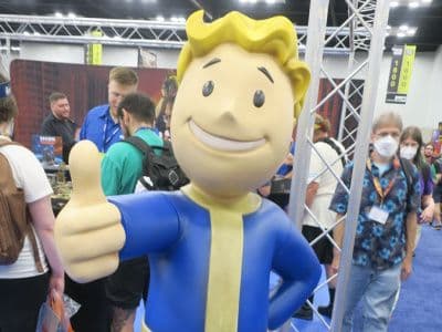 Statue de Vault Boy style Funko Pop! à une convention, représentant l'engagement des fans.