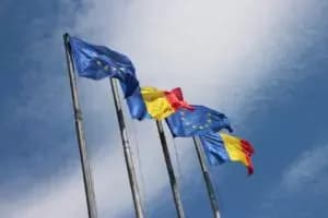 Steagurile României și Uniunii Europene fluturând, simbolizând impactul strategic al achiziției Napolact asupra pieței românești.