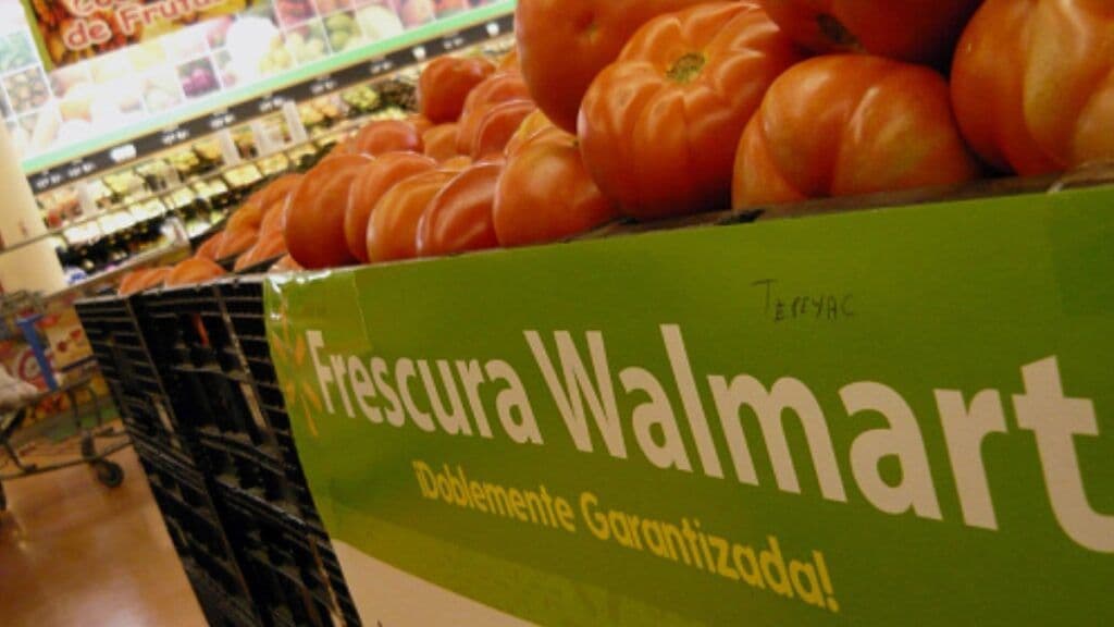 Étalage de tomates fraîches et pancarte 'Frescura Walmart' pour le Mardi Fraîcheur.