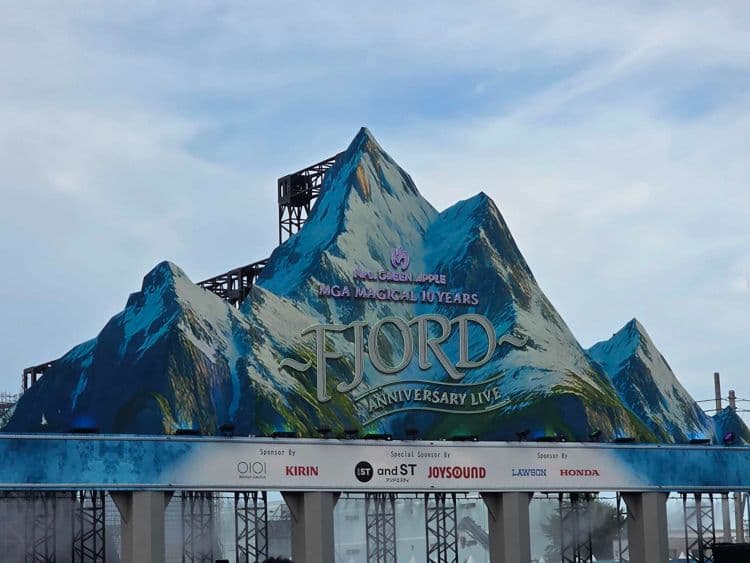 The impressive mountain-themed stage design of Mrs. GREEN APPLE's 'FJORD Anniversary Live,' symbolizing their artistic growth and ambitious productions.