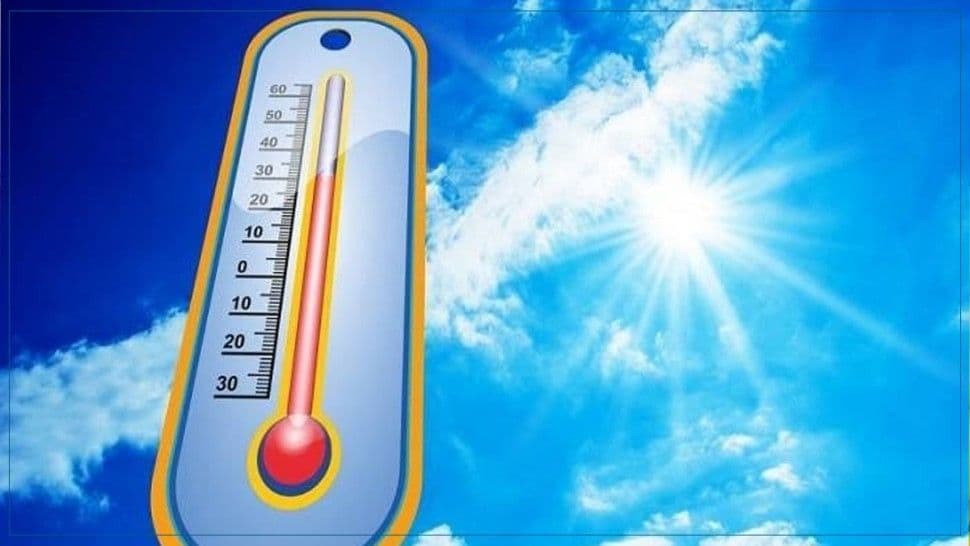 Thermomètre indiquant des températures élevées sous un soleil intense dans un ciel bleu clair, symbolisant la canicule et le changement climatique.