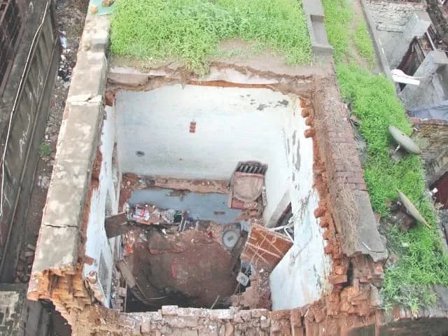Toit d'une maison effondré à Lahore suite à de fortes pluies, illustrant les dégâts causés par les intempéries extrêmes.