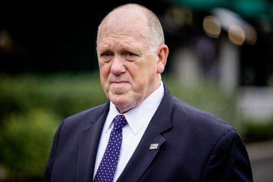 Tom Homan, ancien responsable de l'immigration, s'adressant aux journalistes à la Maison Blanche.