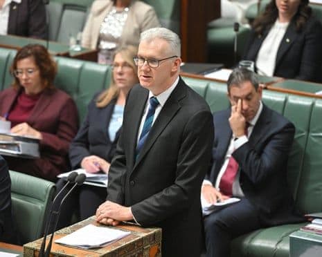 Tony Burke s'exprimant au parlement australien, symbolisant les réformes législatives.