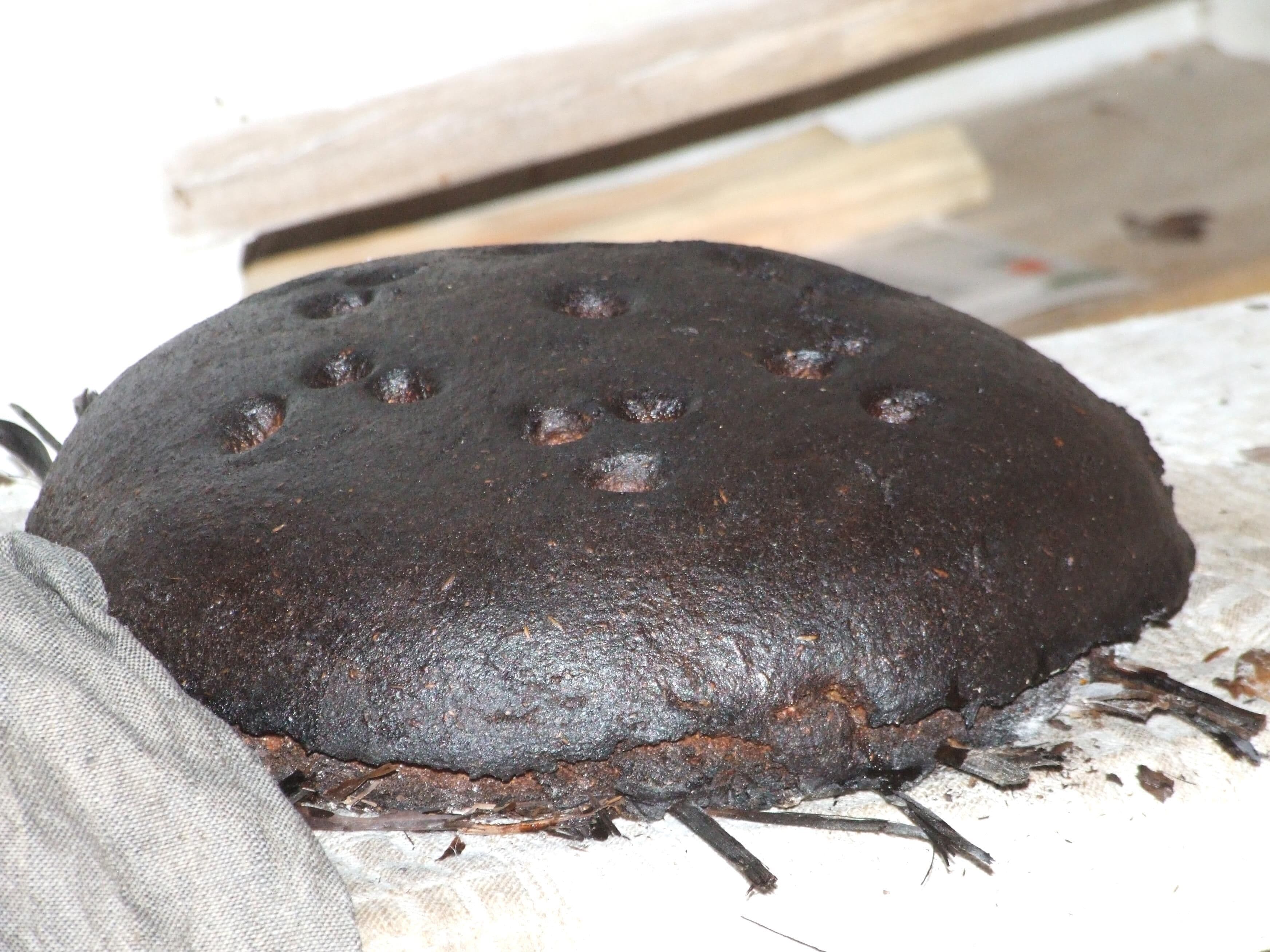 Tradicinė tamsi lietuviška ruginė duona, simbolizuojanti senovinę pagarbą duonai.