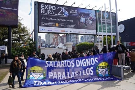 Travailleurs ruraux argentins manifestant pour des salaires dignes devant la Société Rurale.
