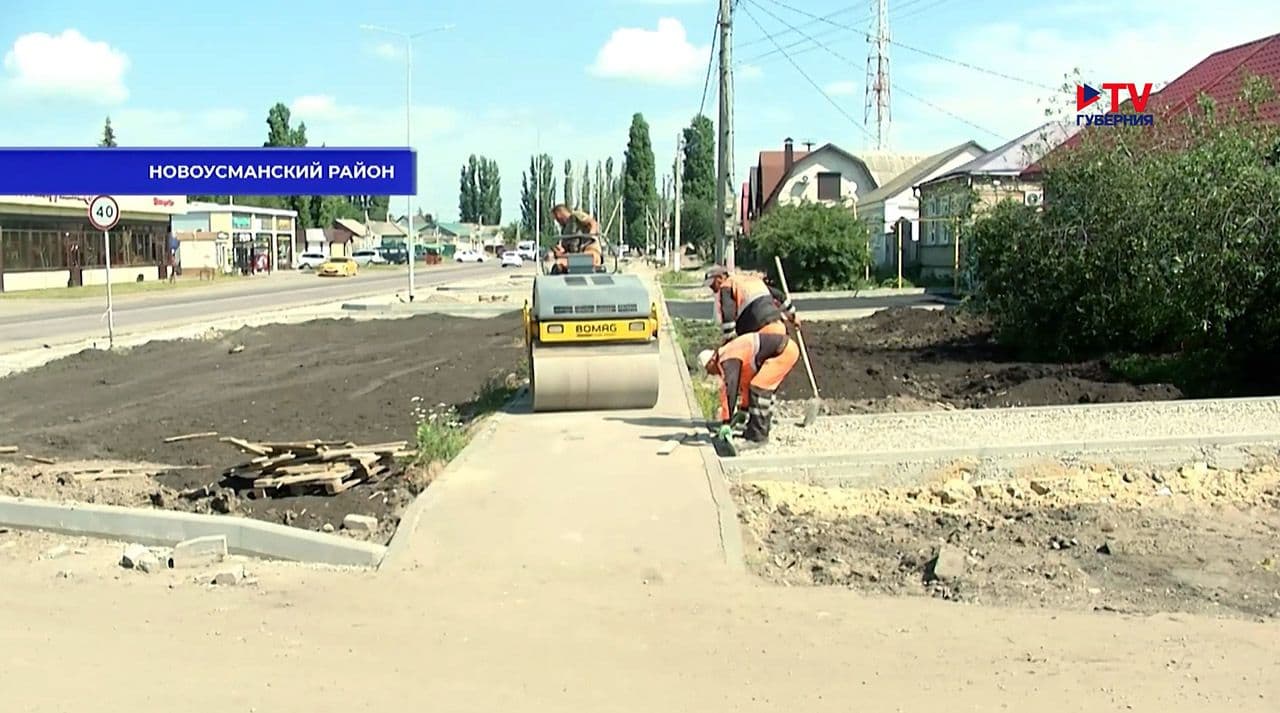 Travaux de construction routière à Voronej, illustrant les investissements dans les infrastructures urbaines pour la résilience climatique.