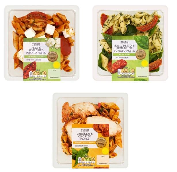 Trois barquettes de salades de pâtes préparées Tesco rappelées : Pesto Basilic, Poulet Chorizo, et Feta Tomate Séchée.
