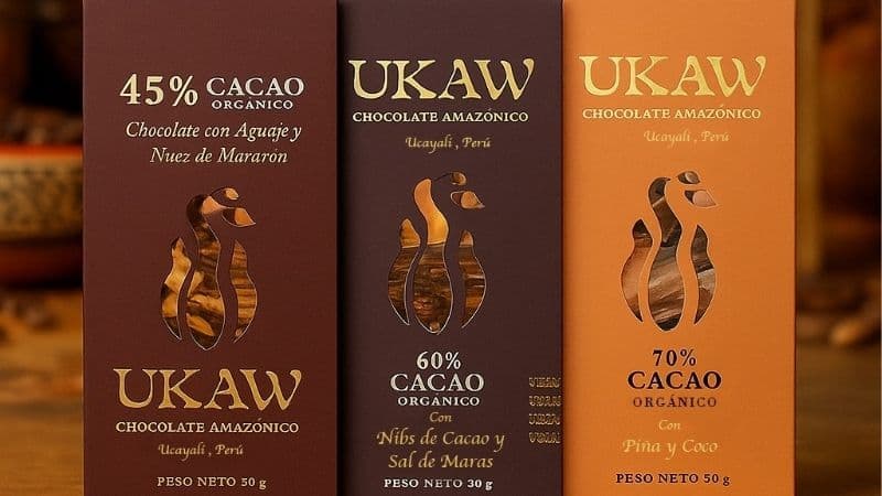 Trois emballages de chocolat amazonien biologique UKAW, illustrant l'innovation culinaire des Mipymes péruviennes.