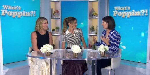 Trois femmes discutant sur un plateau de télévision, représentant l'engagement communautaire.