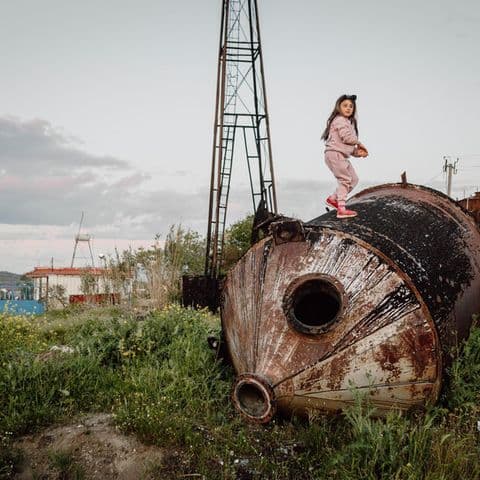 Un ancien réservoir de pétrole, symbolisant la découverte de vastes réserves d'hydrocarbures en mer Baltique.