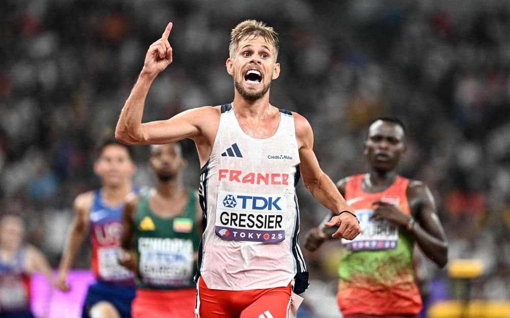 Un athlète en pleine course sur la piste d'athlétisme des Championnats du monde à Tokyo 2025, symbolisant l'intensité de la compétition.