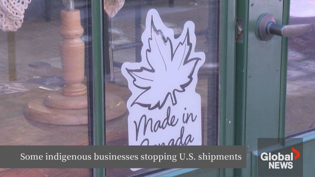 Un autocollant 'Made in Canada' sur une porte vitrée, représentant les préoccupations commerciales du Canada face aux tarifs américains.
