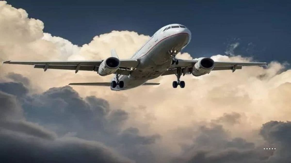 Un avion en plein vol, représentant les nouvelles liaisons directes d'IndiGo depuis l'aéroport de Navi Mumbai.