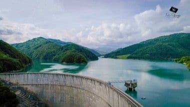 Un baraj și un lac de acumulare, simbolizând strategiile de gestionare a apei și adaptarea la secetă în România.