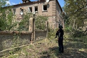 Un bâtiment endommagé à Odessa, reflétant la désolation après les attaques.