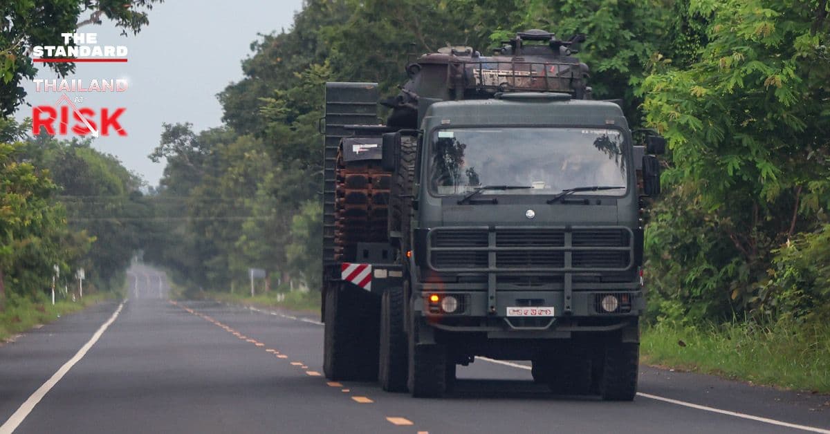 Un camion militaire transportant un équipement lourd sur une route, symbolisant la modernisation militaire en Asie du Sud-Est.
