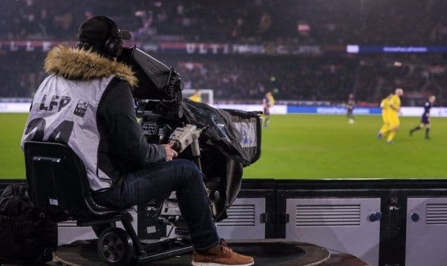 Un caméraman de la LFP filmant un match, illustrant l'attention et l'investissement stratégique autour d'un pari audacieux en Ligue 1.