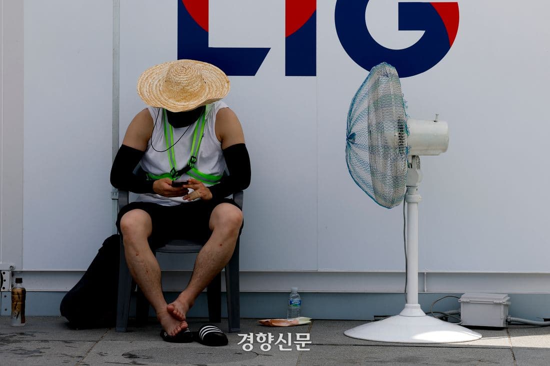 Un citoyen cherche l'ombre dans le centre de Séoul face à la canicule.
