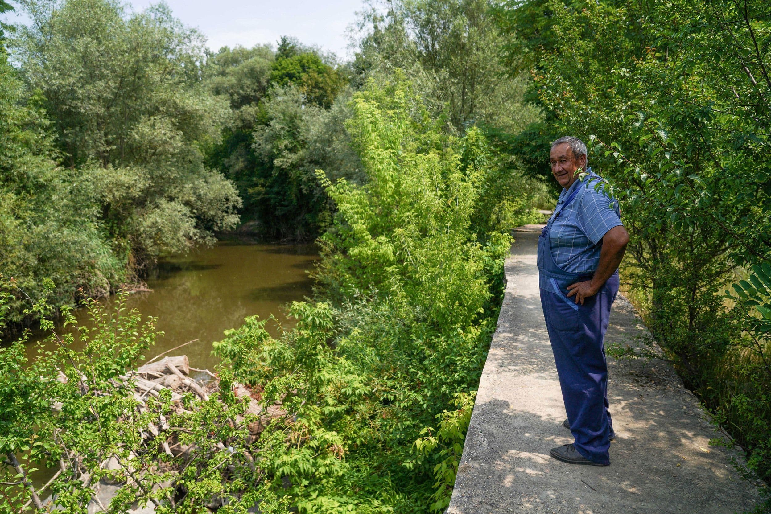 Un fermier se tient au bord de la Târnava Mică, autrefois lieu de baignade, désormais une rivière morte.