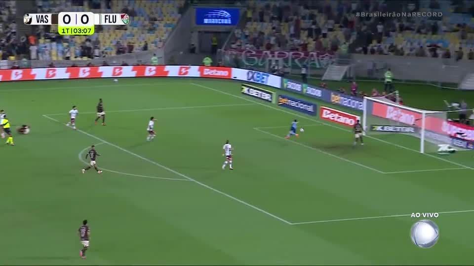 Un gardien de but effectue un arrêt crucial, créant une occasion de rebond dans la surface de réparation.