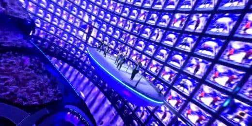 Un groupe de musique sur une scène futuriste, symbolisant l'impact des mégastars sur le paysage du streaming.