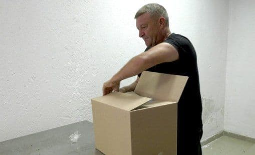 Un homme, probablement un acheteur de truffes, inspecte une boîte de truffes noires bulgares dans les Rhodopes.