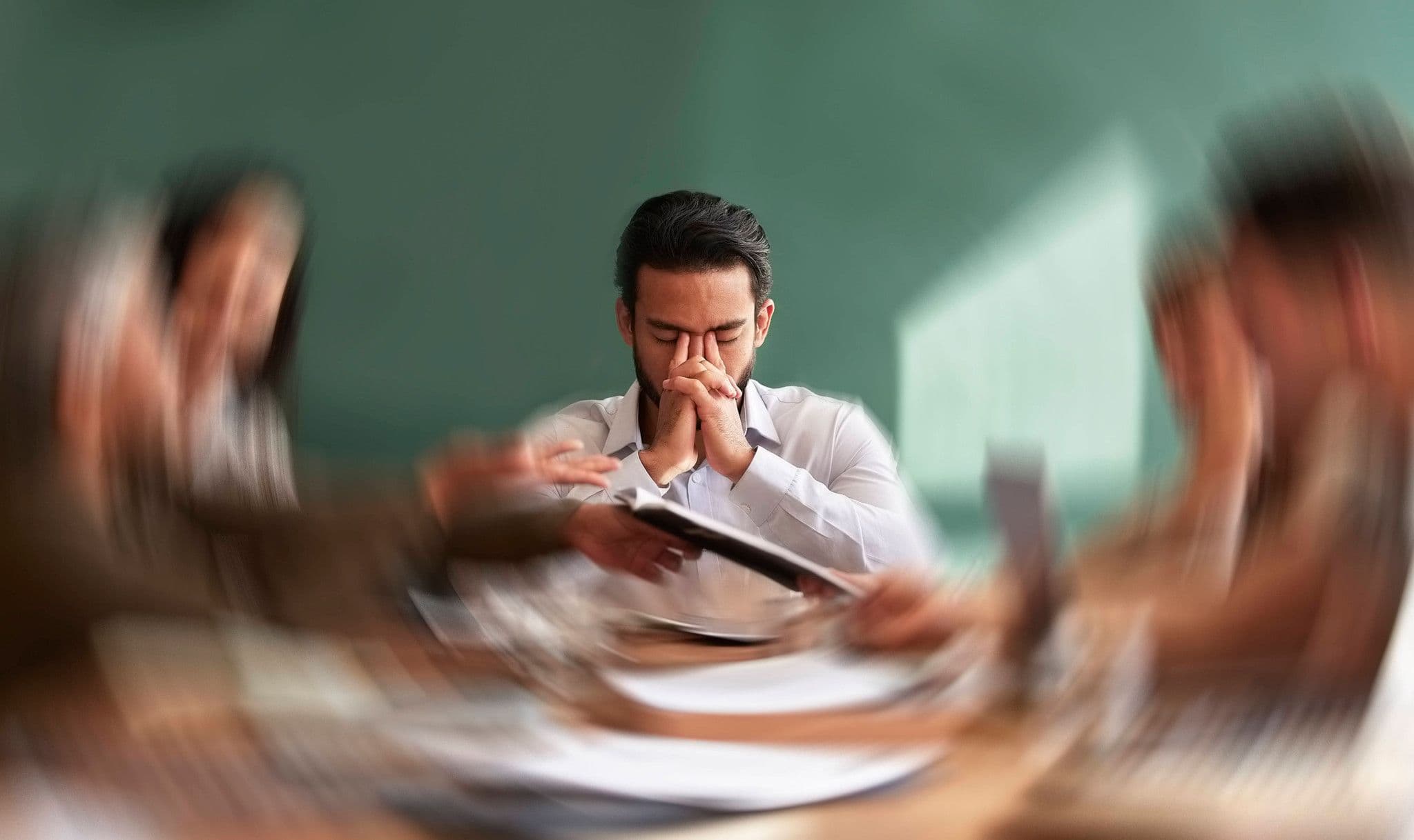 Un homme stressé, les mains jointes, symbolisant le coût émotionnel et l'incertitude après l'incendie.