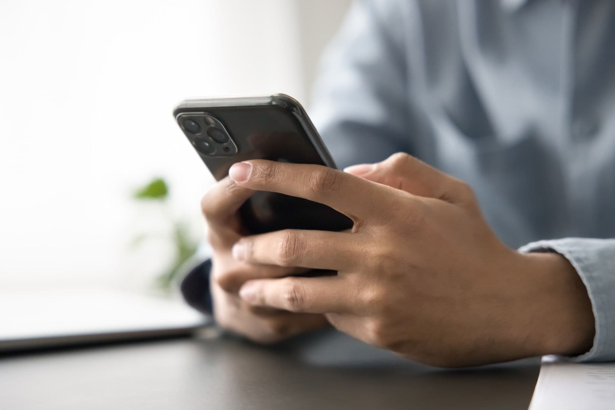 Un investisseur consultant les cours boursiers sur son smartphone après la publication des résultats de Nestlé.