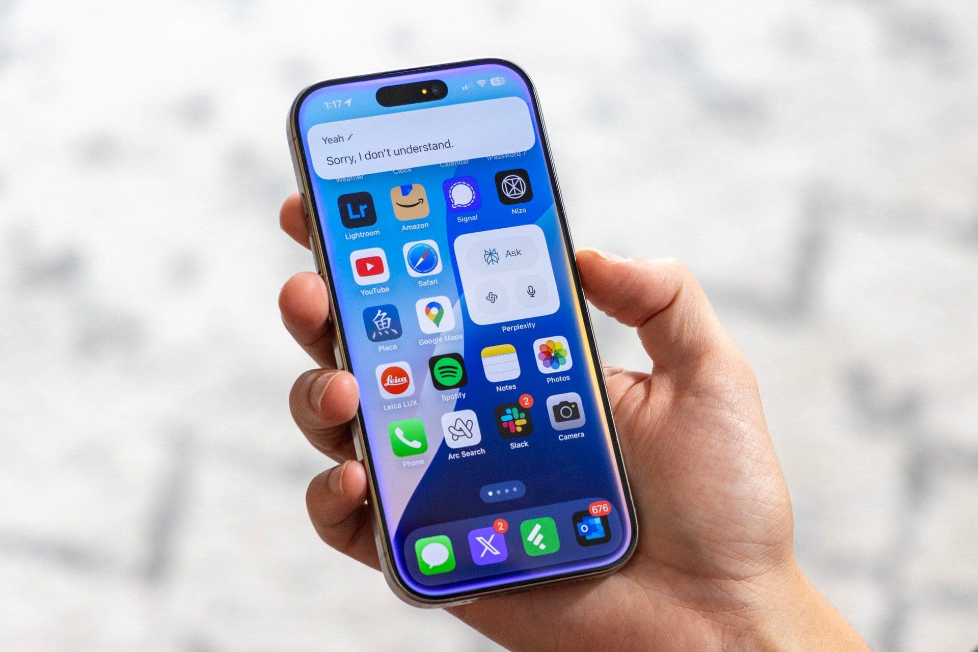 Un iPhone affichant des applications, représentant l'accessibilité de Grok Imagine via iOS.
