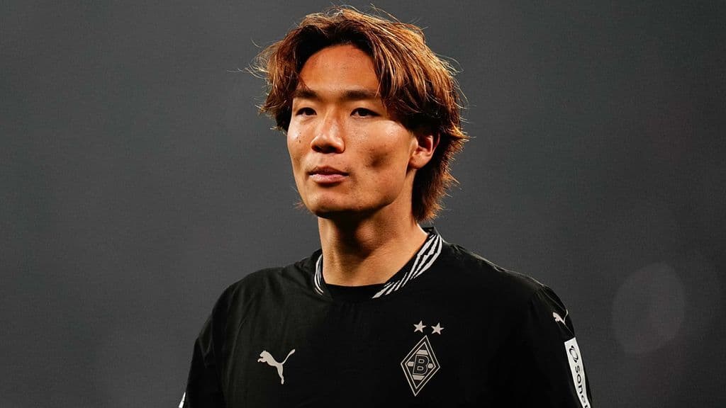 Un joueur de football célébrant un but, symbolisant les ambitions de succès et de progression.