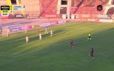 Un joueur de Septemvri Sofia célèbre son but, marquant la réduction du score et la combativité de l'équipe.