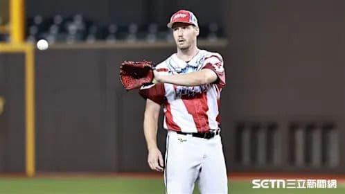 Un lanceur étranger en action dans la CPBL, illustrant les défis d'adaptation pour les joueurs des ligues majeures.