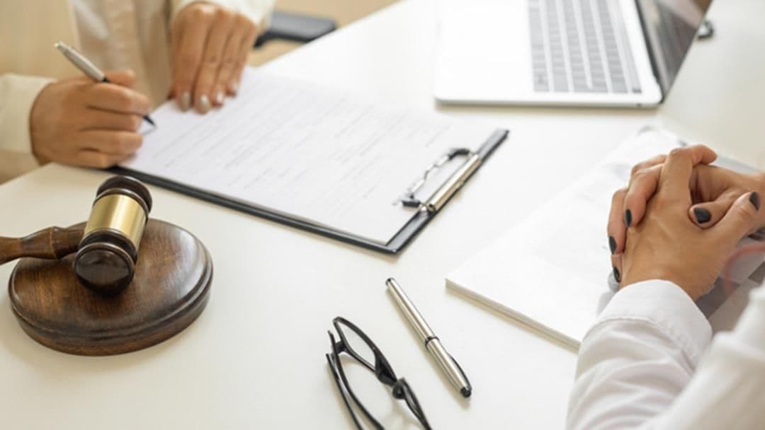 Un marteau de juge et des documents juridiques sur une table, représentant la demande de concordat et le processus de sauvegarde judiciaire d'Özel Gıda.