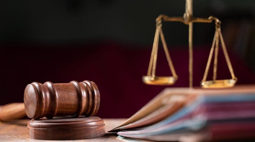 Un marteau de juge et une balance de la justice, illustrant le rôle crucial des mécanismes de protection judiciaire comme le concordat pour les entreprises en difficulté.