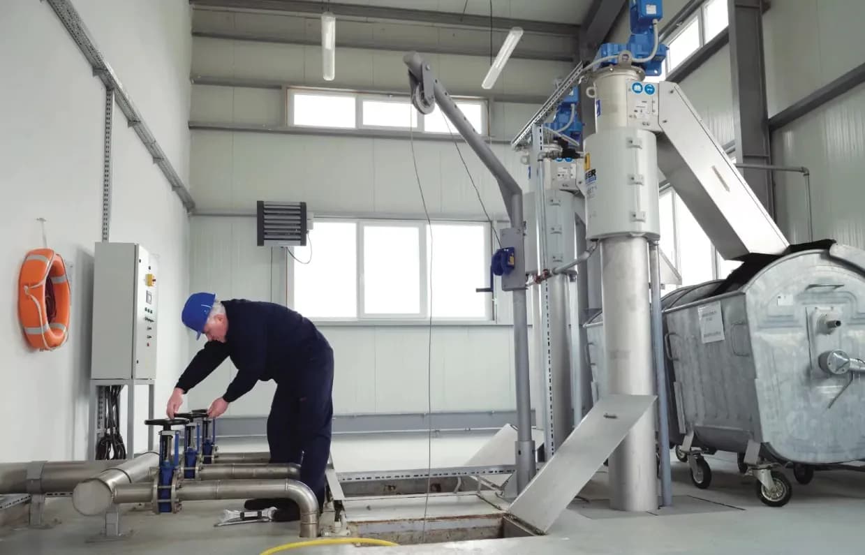 Un muncitor într-o instalație industrială modernă, simbolizând investițiile Bonafarm în modernizarea producției Napolact.