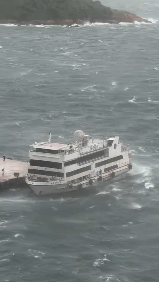 Un navire balloté par les vagues près d'une jetée à Sai Wan, Hong Kong, pendant le typhon Wipha.